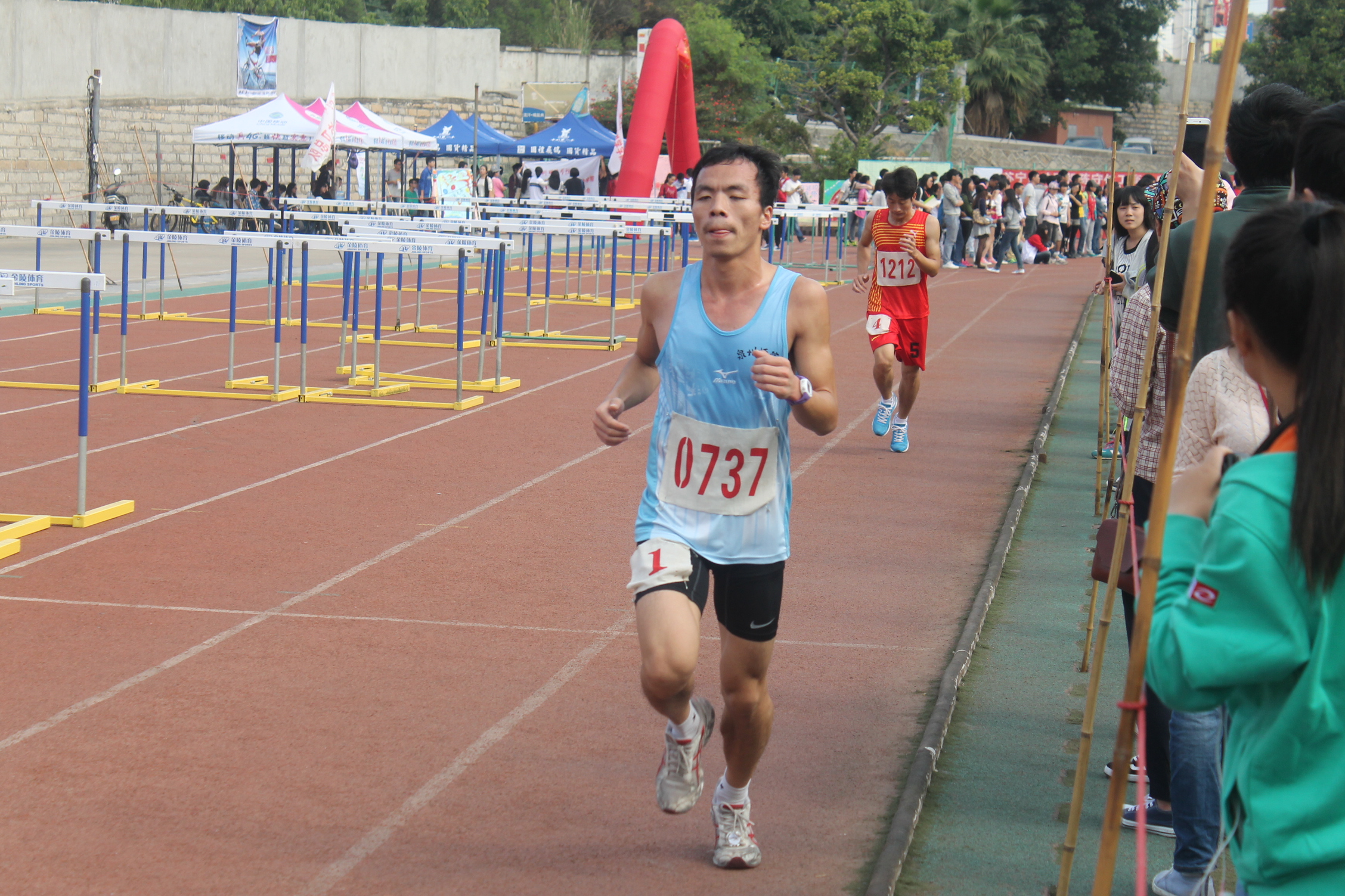 径场展英姿 斩获双亚军