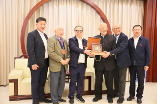 院长屈广清向陈守仁董事长赠送纪...